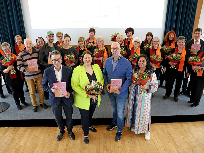 Nikolaus Brandst&auml;tter (Verleger), Vizeb&uuml;rgermeisterin Kathrin Ga&aacute;l, Josef Cser (Wohnservice), Claudia Huemer (wohnpartner) und im Hintergrund die mitwirkenden Mieter*innen aus den Gemeindebauten