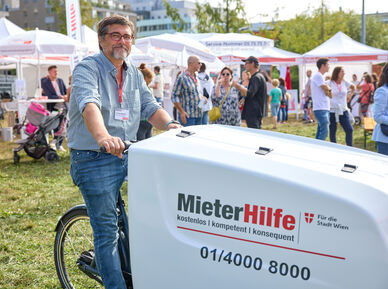 MieterHilfe-Leiter Christian Bartok unterwegs mit dem Beratungs-Bike.