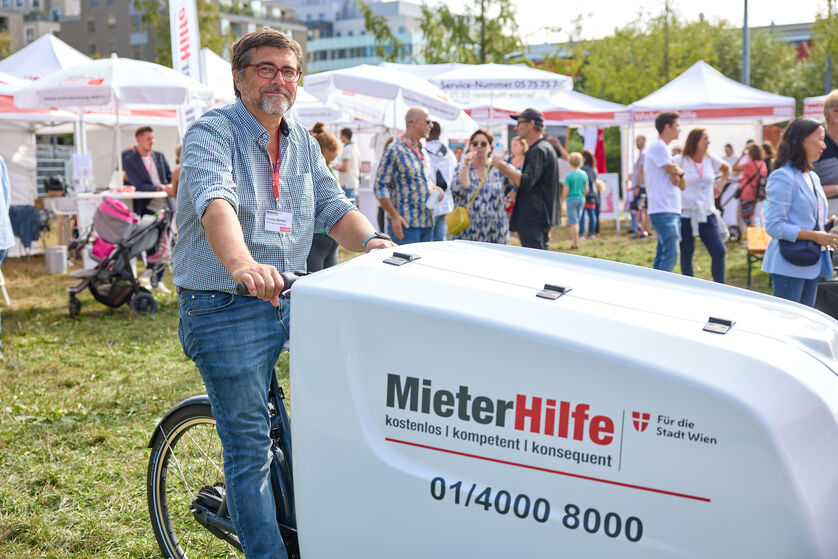 MieterHilfe-Leiter Christian Bartok unterwegs mit dem Beratungs-Bike.
