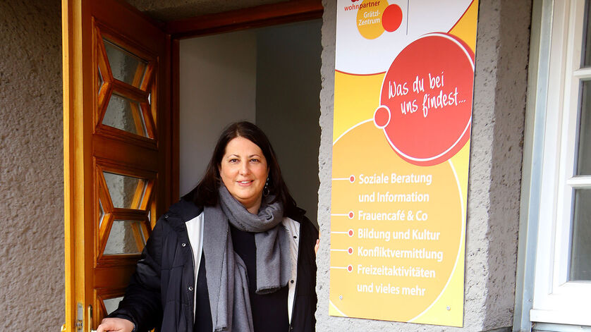 Kathrin Gaál steht in der Tür eines Wohnpartner Grätzl-Zentrums. Sie hat braune lange Haare und trägt herbstliche Kleidung.