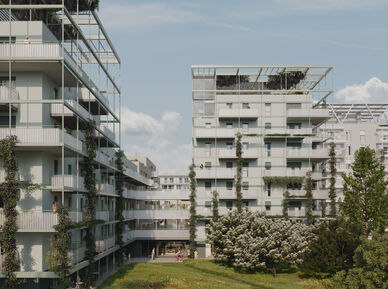 Visualisierung eines Wohnprojekts mit weißer Fassade und vertikaler Begrünung