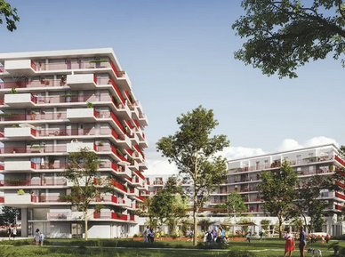 Mehrstöckige moderne Wohngebäude mit großen Balkonen und roten Akzenten umgeben von Bäumen und einer Wiese mit mehreren Personen