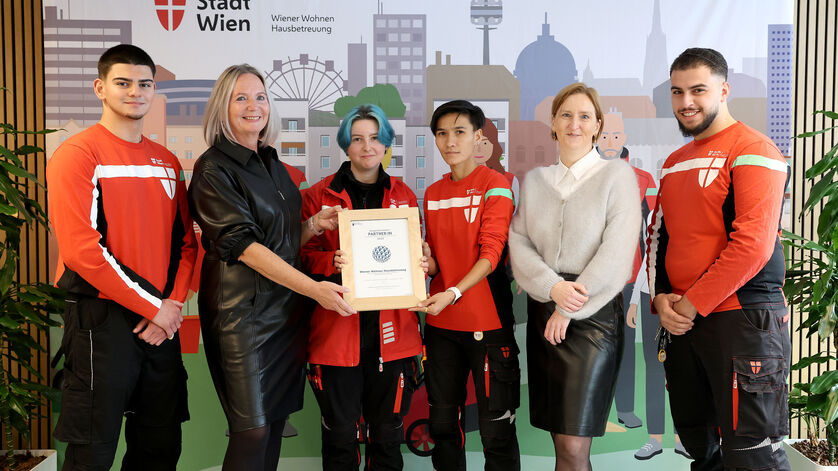 Lehrlinge der Wiener Wohnen Hausbetreuung (HAB) mit Geschäftsführerin Michaela Bankel und Wohnbaustadträtin Elke Hanel-Torsch