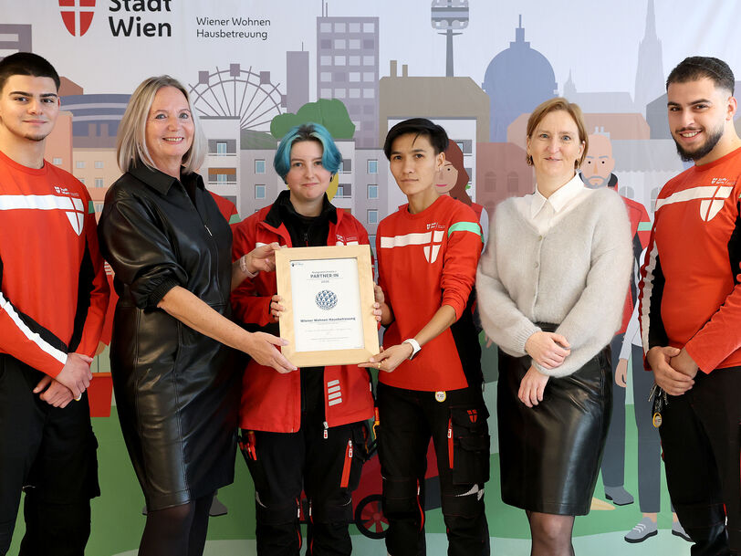 Lehrlinge der Wiener Wohnen Hausbetreuung (HAB) mit Geschäftsführerin Michaela Bankel und Wohnbaustadträtin Elke Hanel-Torsch 