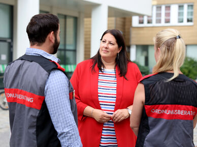 Vizebürgermeisterin Kathrin Gaál im Gespräch mit zwei Mitarbeiter*innen der Ordnungsberatung von Wiener Wohnen