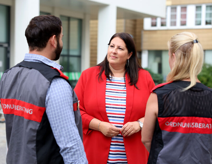 Vizebürgermeisterin Kathrin Gaál im Gespräch mit zwei Mitarbeiter*innen der Ordnungsberatung von Wiener Wohnen