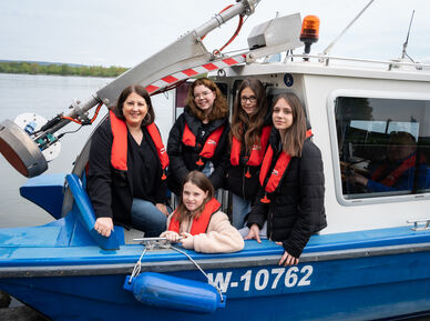 Im vergangenen Jahr war Töchtertag-Initiatorin und Vizebürgermeisterin und Frauenstadträtin Kathrin Gaál zu Besuch bei der viadonau – Österreichische Wasserstraßen-Gesellschaft mbH und fuhr gemeinsam mit den teilnehmenden Mädchen mit dem Vermessungsboot auf der Donau.