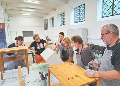 Eines der zahlreichen Highlights von Hotel Sperrmüll: Workshop für Restaurierung von „Möbelei“, Expert*innen für nachhaltiges Wohnen.