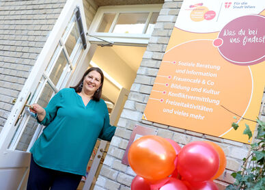 Kathrin Gaál steht einladend in der offenen Türe des Grätzl-Zentrums Reumannhof