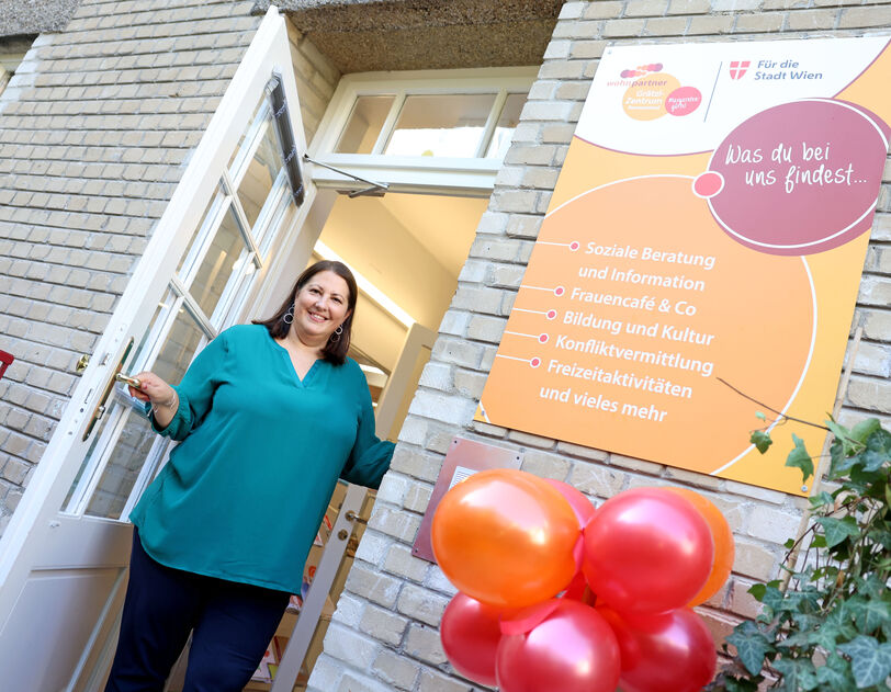 Kathrin Gaál steht einladend in der offenen Türe des Grätzl-Zentrums Reumannhof