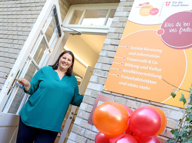 Kathrin Gaál steht einladend in der offenen Türe des Grätzl-Zentrums Reumannhof