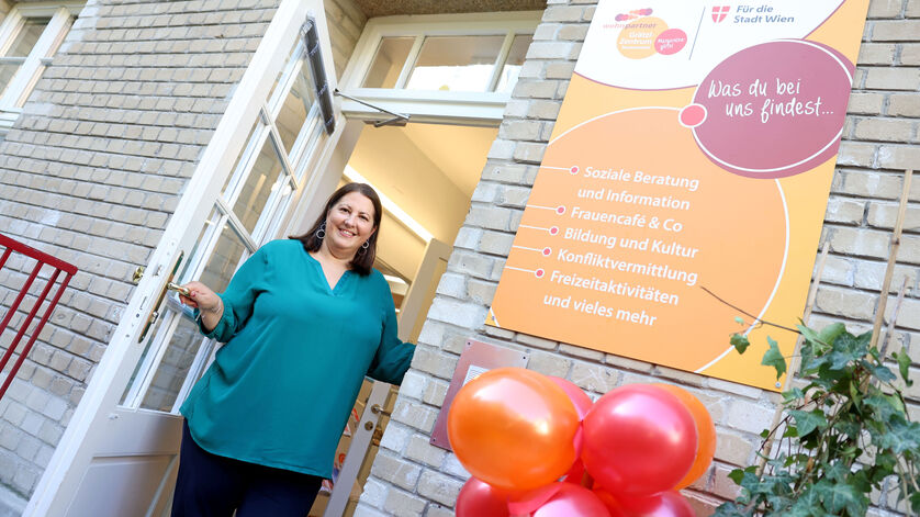 Kathrin Gaál steht einladend in der offenen Türe des Grätzl-Zentrums Reumannhof
