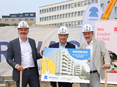 ARWAG-Vorstand Christian Raab, BV Erich Hohenberger und ARWAG-Vorstand Thomas Drozda (v.l.n.r.) markierten den Beginn des Bauprojekts.