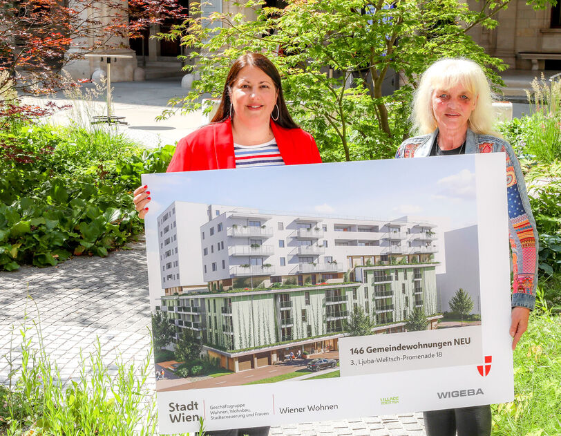 Vizebürgermeisterin Kathrin Gaal hält gemeinsam mit der Bezirksvorsteher-Stellvertreterin des dritten Bezirks, Susanne Wessely eine Tafel, die eine Visualisierung des Gemeindebau NEU im Village im Dritten zeigt.