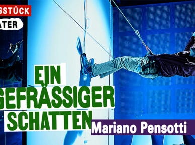 Das Bild zeigt das Plakat der Stückes "Ein Gefräßiger Schatten" der Wiener Festwochen - Volksstück Theater. Der Titel sowie der Name des Regisseurs Marina Pensotti sine darauf zu lesen. Das Bild selbst zeigt einen Szenenausschnitt bei dem die beiden Schauspieler mit einem Seil jeweils auf einer Seite einer Wand hängen und sich mit den Beinen von dieser wegstemmen. 