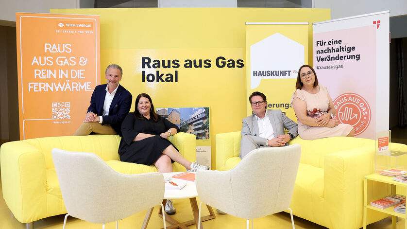 (v.l.n.r.): Baudirektor Bernhard Jarolim, Vizebürgermeisterin Kathrin Gaál, Klimastadtrat Jürgen Czernohorszky, Bezirksvorsteher Stellvertreterin Julia Lessacher. Gaál und Czernohorszky sitzen jeweils auf einer gelben Ledercouch, auf deren Rückenlehnen Jarolim und Lessacher sitzen. Jarolim trägt eine helle Hose, weißes Hemd und einen dunkelblauen Blazer, Gaál ein schwarzes Kleid, Czernohorszky einen hellgrauen Anzug mit weißem Hemd, Lessacher ein beiges Kleid.