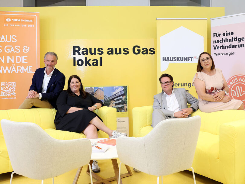 (v.l.n.r.): Baudirektor Bernhard Jarolim, Vizebürgermeisterin Kathrin Gaál, Klimastadtrat Jürgen Czernohorszky, Bezirksvorsteher Stellvertreterin Julia Lessacher. Gaál und Czernohorszky sitzen jeweils auf einer Couch 