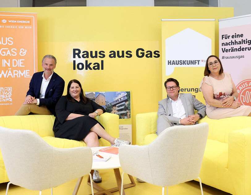 (v.l.n.r.): Baudirektor Bernhard Jarolim, Vizebürgermeisterin Kathrin Gaál, Klimastadtrat Jürgen Czernohorszky, Bezirksvorsteher Stellvertreterin Julia Lessacher. Gaál und Czernohorszky sitzen jeweils auf einer Couch 